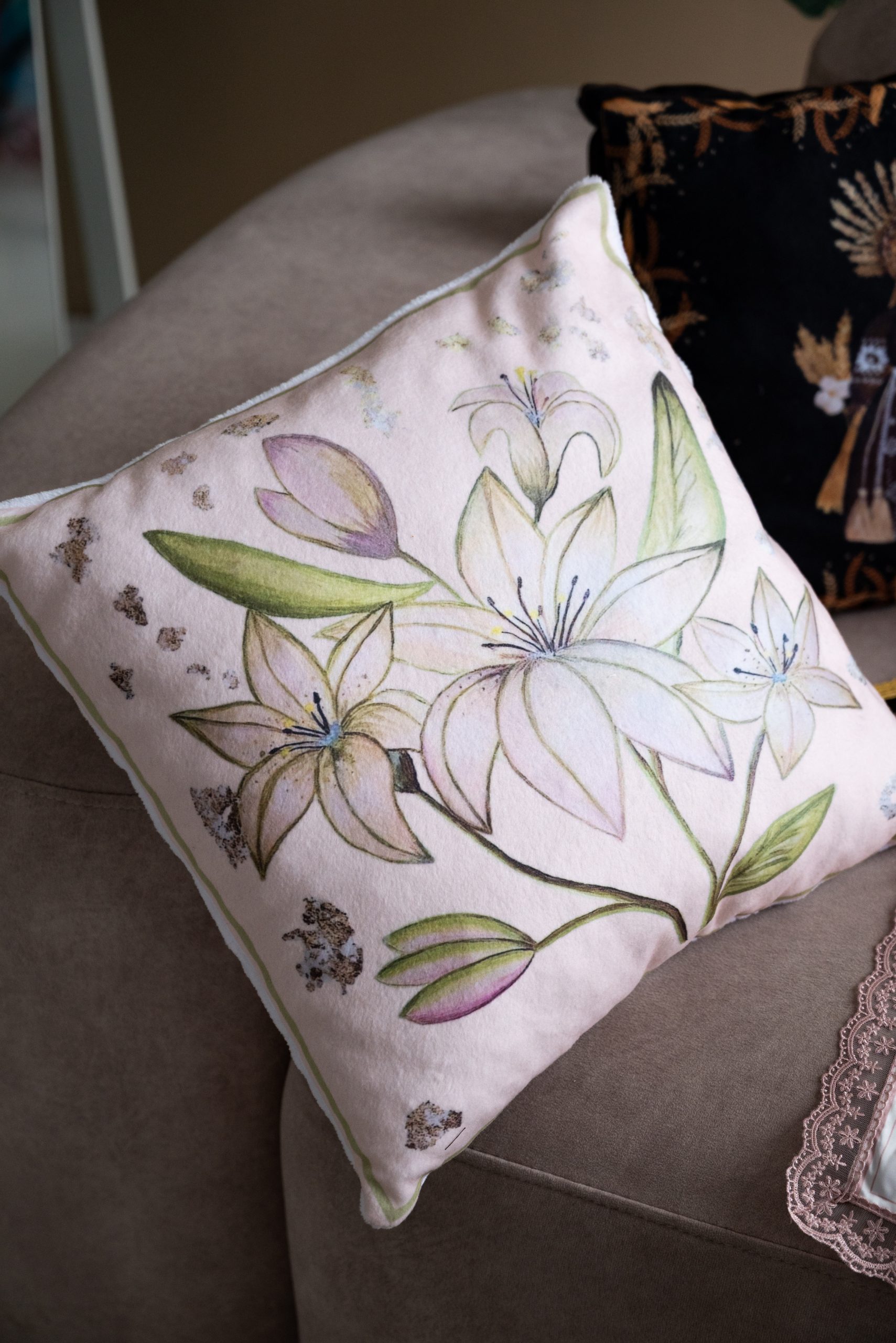 подушка лілії ніжнісь і баланс